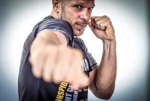 Thrilling Showdown: Bolanos Takes on Le at UFC Fight Night in Des Moines!