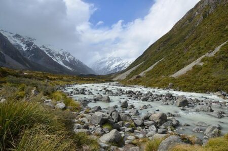 Dan Hooker Seizes a Low-Risk, High-Reward Opportunity Ahead of UFC Qatar