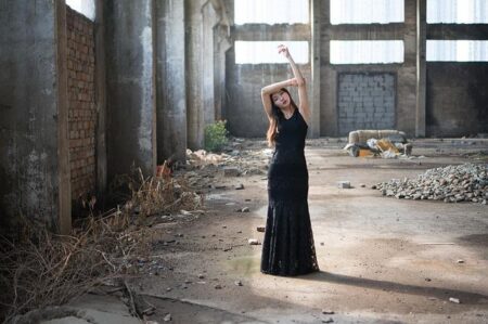 Khabib Nurmagomedov Sparks Debate with Bold Comments on Women in MMA: “They Look in the Mirror 1000 Times a Day